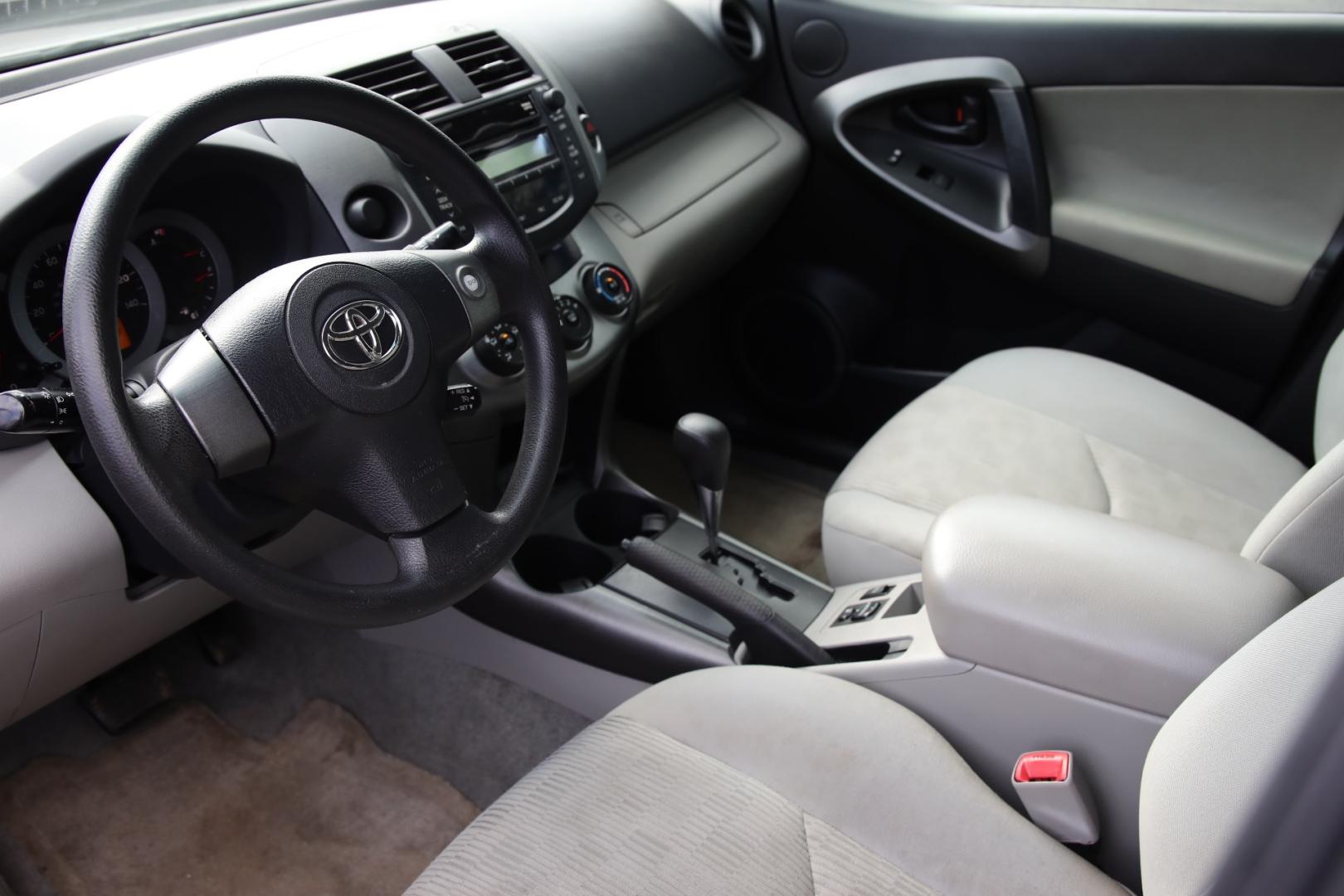 2010 SILVER TOYOTA RAV4 Base I4 2WD (2T3ZF4DV0AW) with an 2.4L L4 DOHC 16V engine, 4-SPEED AUTOMATIC transmission, located at 420 E. Kingsbury St., Seguin, TX, 78155, (830) 401-0495, 29.581060, -97.961647 - Photo#7